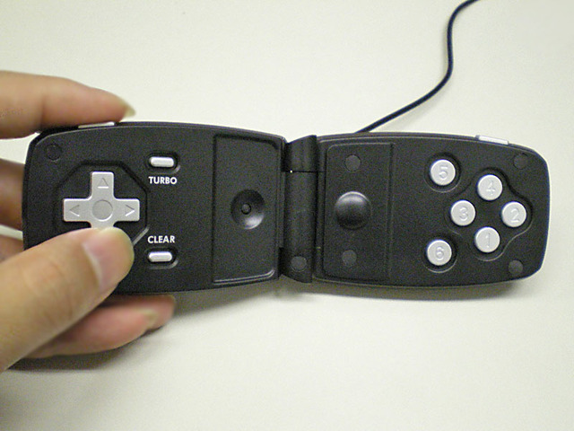 あっという間にゲームコントローラーに変形するレーザーマウス