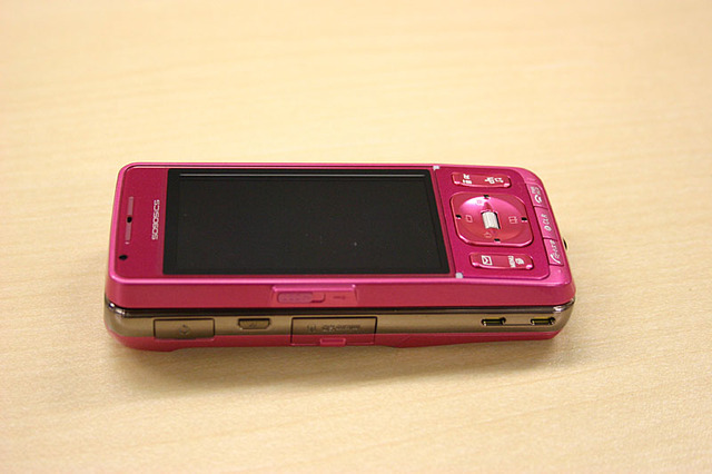 実機写真で見る本格派Cyber-shotケータイ「SO905iCS」