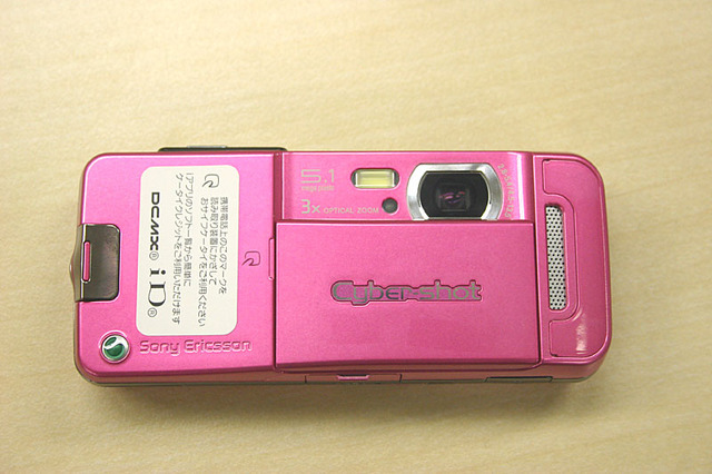実機写真で見る本格派Cyber-shotケータイ「SO905iCS」