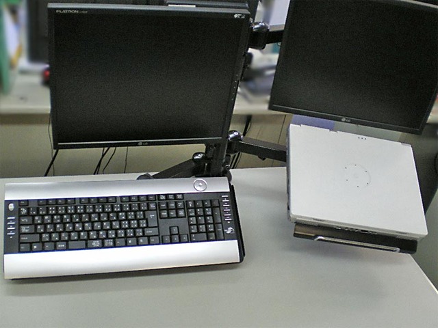 机の上が広く使える！　エバーグリーン、液晶ディスプレイアーム