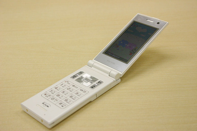 【フォトレポート】22日発売のSO705i——サブディスプレイのイルミがたのしい