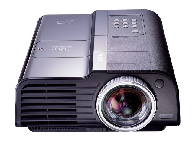 ベンキュー、3,000ルーメン高輝度と1mで74型投写を実現したプロジェクタ