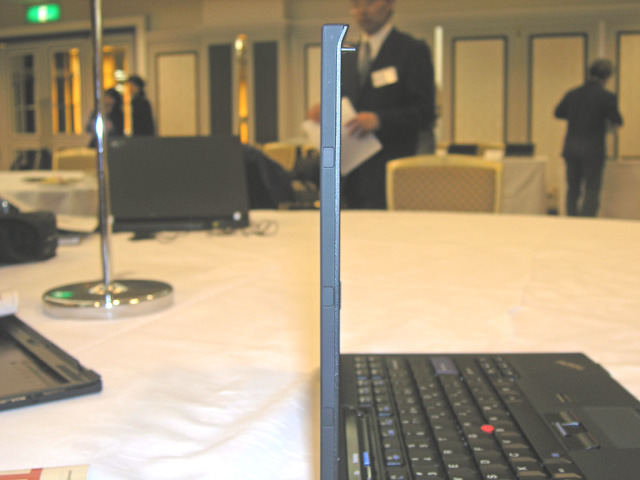 レノボ、薄さ18.6mm/1.42kgの小型・軽量ノートPC「ThinkPad X300」