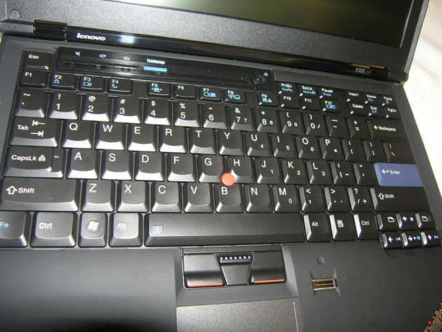 レノボ、薄さ18.6mm/1.42kgの小型・軽量ノートPC「ThinkPad X300」