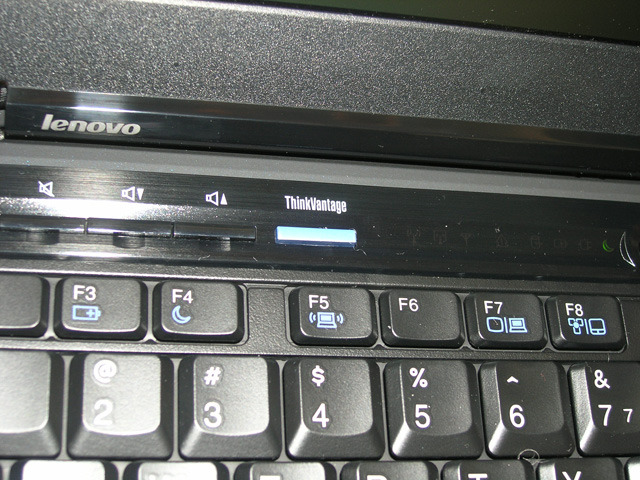 レノボ、薄さ18.6mm/1.42kgの小型・軽量ノートPC「ThinkPad X300」