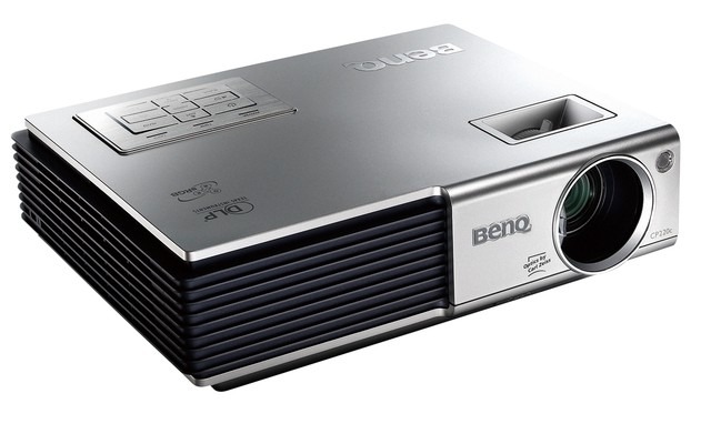 ベンキュー、実売9万円台のDLPプロジェクタ——B5サイズ/1.8kg