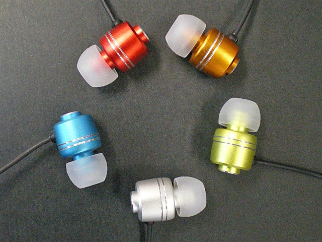 5色のカラーが選べる——1,000円を切るカナル型イヤホン