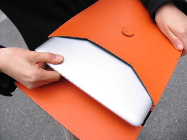 MacBook Air用のレターケース型レザージャケット