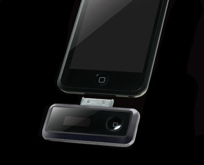 iPod touchにピッタリなデザインのFMトランスミッタ——バックライト付
