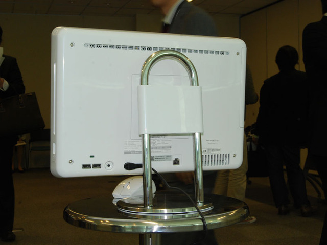 【フォトレポート】富士通、薄型デザインのオールインワンPCと天板が選べるノートPC