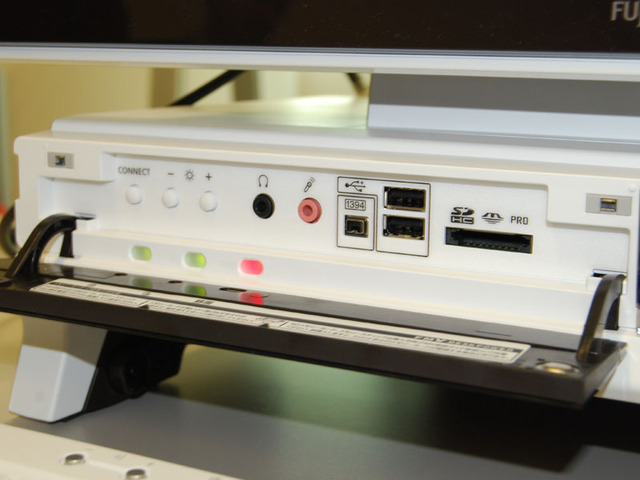 【フォトレポート】富士通、薄型デザインのオールインワンPCと天板が選べるノートPC