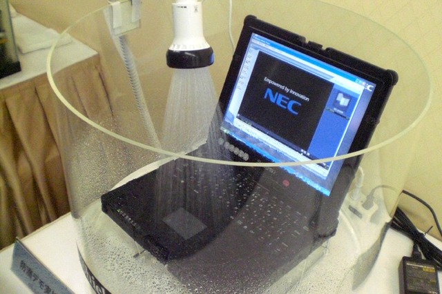 NEC、堅牢ノートPC新製品の防滴・落下デモを公開
