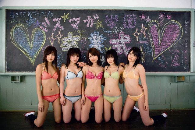 教室でビキニ姿!?　ミスマガ5人のセクシーな卒業旅行に密着