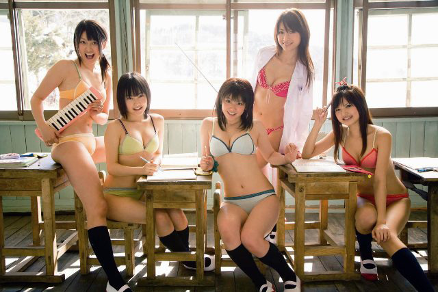 教室でビキニ姿!?　ミスマガ5人のセクシーな卒業旅行に密着
