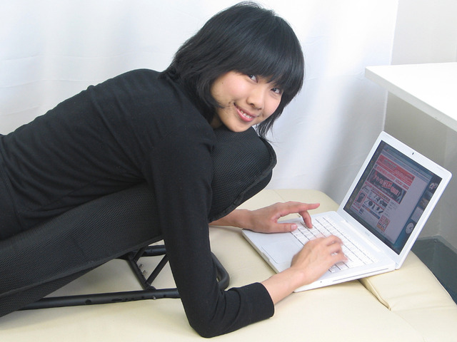うつぶせたままPCを使ってもラクラクな快適クッション！
