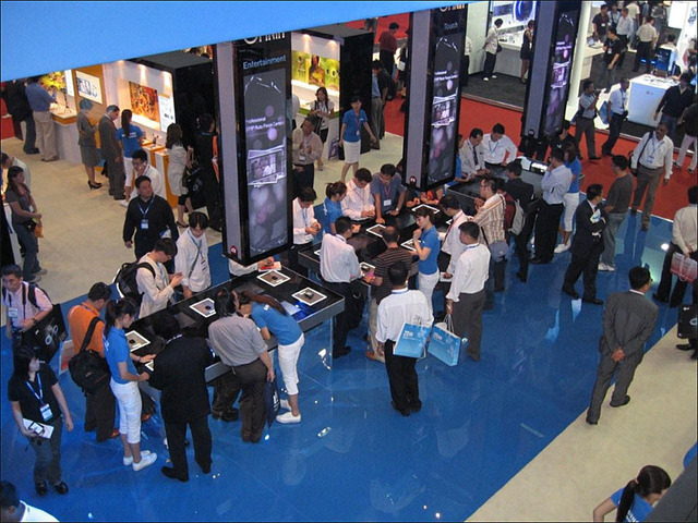 サムスン電子、新携帯端末「OMNIA」を正式発表〜シンガポールの「Communic Asia 2008」にて