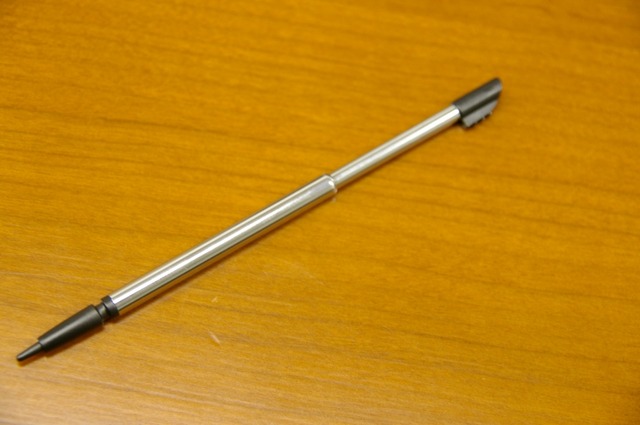 【フォトレポート】WILLCOM D4の実機写真——クレードルでカメラモード起動してみる