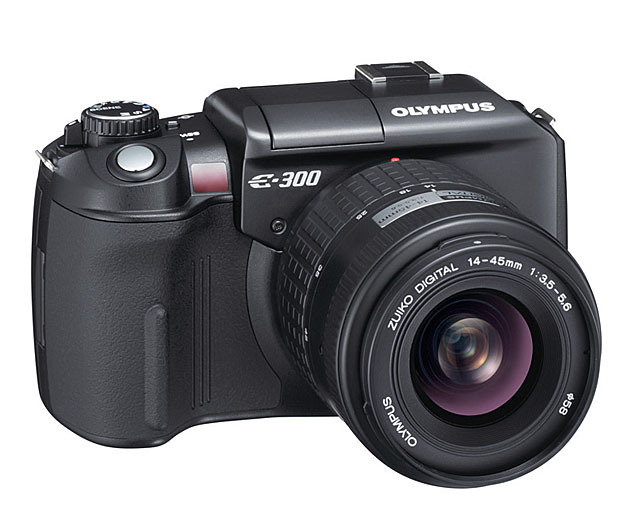 オリンパス、普及価格帯の有効800万画素デジタル一眼レフカメラ「E-300」