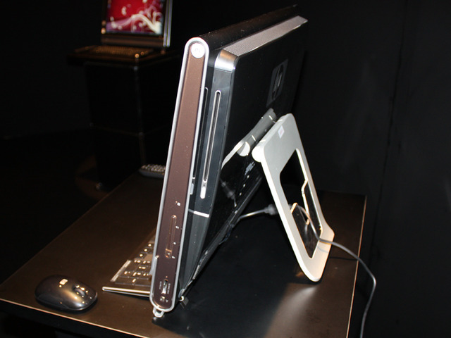 日本HP、デザインを一新した「HP TouchSmart PC」で若いシングル層を狙う
