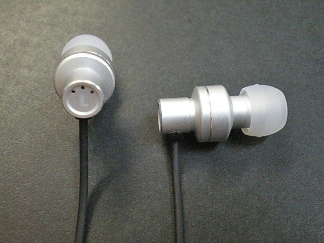 価格999円でアルミ製ボディのカナル型イヤホン