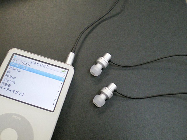 価格999円でアルミ製ボディのカナル型イヤホン