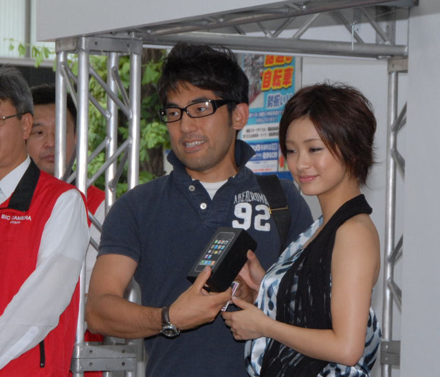 iPhone 3G販売開始イベント——「GPSも使ってみたい」と上戸彩さん