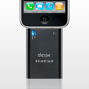 外出中でもiPhoneの充電が可能! Dockコネクタ搭載の小型バッテリ