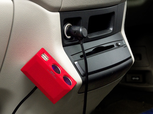 iPodや携帯電話を4つ同時に充電できるカーチャージャー