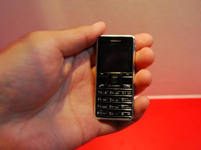 【WIRELESS JAPAN 2008 Vol.4】フリスクケースと同じ大きさで重さ30gのPHS「ストラップフォン」