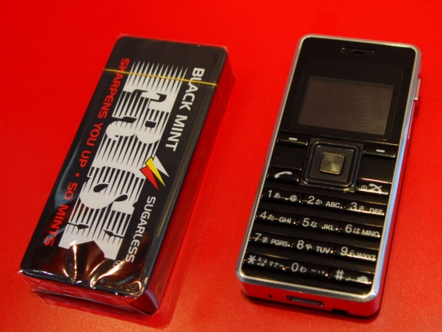 【WIRELESS JAPAN 2008 Vol.4】フリスクケースと同じ大きさで重さ30gのPHS「ストラップフォン」
