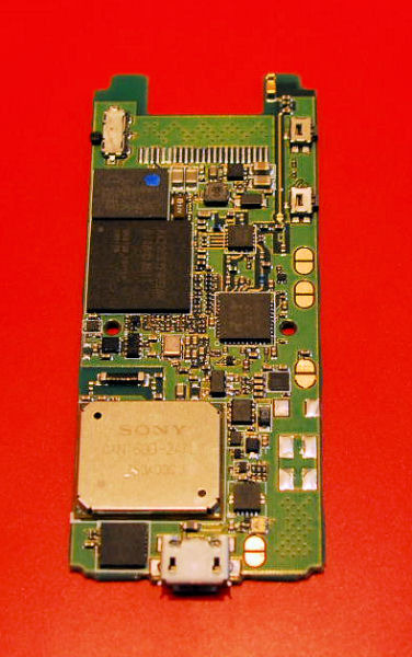 【WIRELESS JAPAN 2008 Vol.4】フリスクケースと同じ大きさで重さ30gのPHS「ストラップフォン」