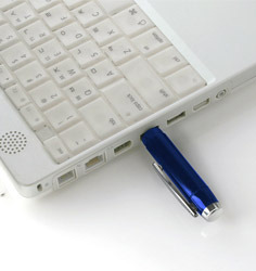 ボイスレコーダー機能搭載のボールペン型USBメモリ——容量4GBで実売19,800円
