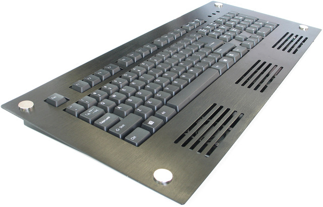 暑い夏に涼しくPC作業! サンコー、クーリングファン搭載のアルミ製キーボード
