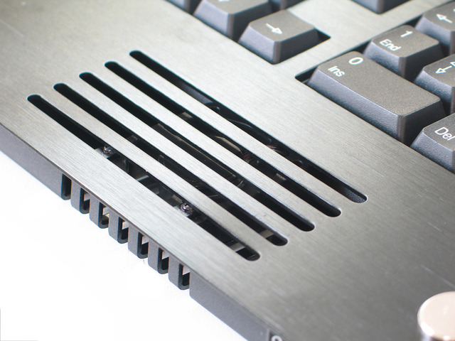 暑い夏に涼しくPC作業! サンコー、クーリングファン搭載のアルミ製キーボード
