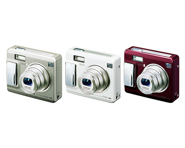 富士写、スクエアデザインの「FinePix F450」にカラーバリエーションを追加