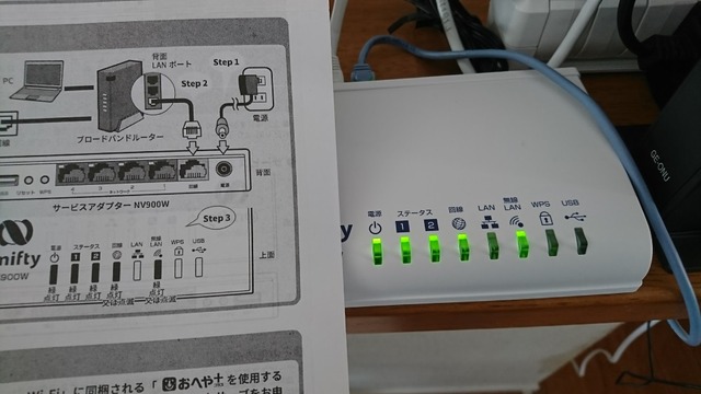 正しく接続されたかどうかは、サービスアダプターの表示ランプの点灯状態が説明書と一致しているかを確認するだけでOK（撮影：防犯システム取材班）
