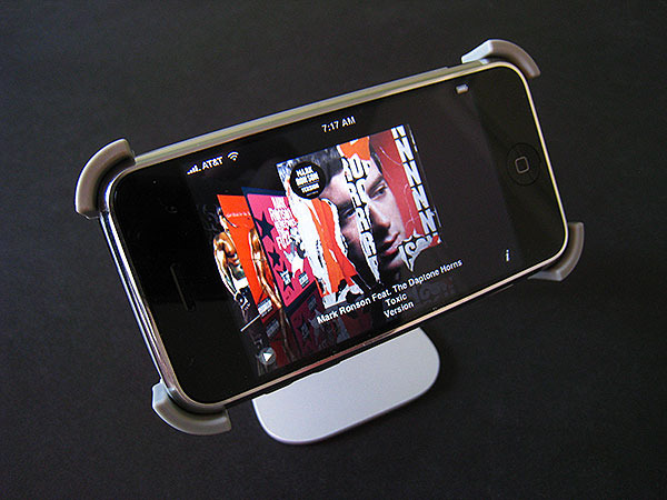 iPhone 3GやiPod touchで動画などをゆっくり鑑賞できる専用アルミ製スタンド