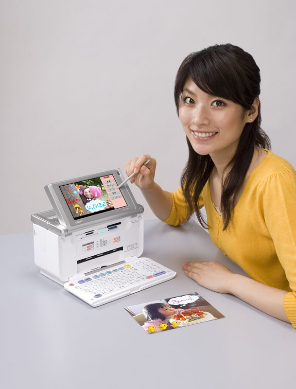 カシオ、タッチパネル付き7V型液晶ディスプレイ搭載のデジタル写真プリンタ