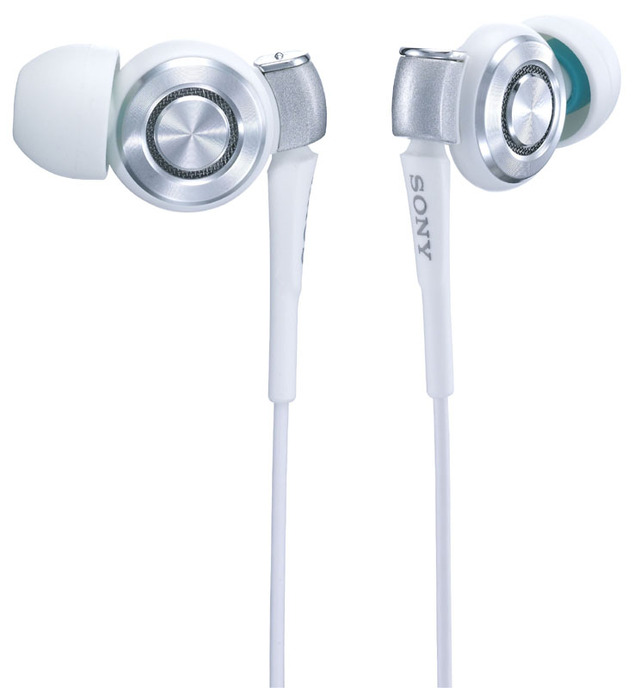 ソニー、装着感と音響効果を高めたカナル型イヤホン2モデル——実売12,390円と6,195円
