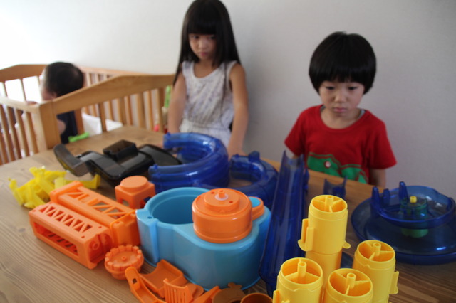 組み立てパーツの多さに意気消沈気味の子どもたち