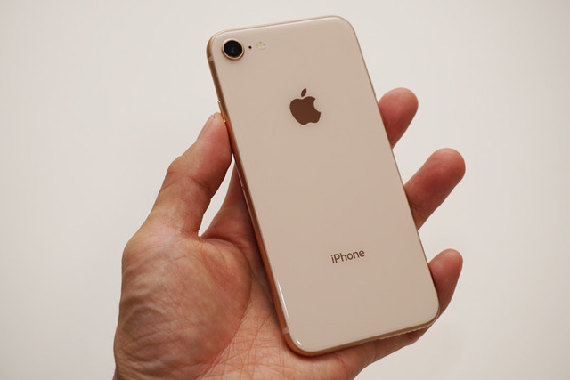 iPhone 8/ゴールドのリアパネル。ミルクティのような淡い色合いが特徴