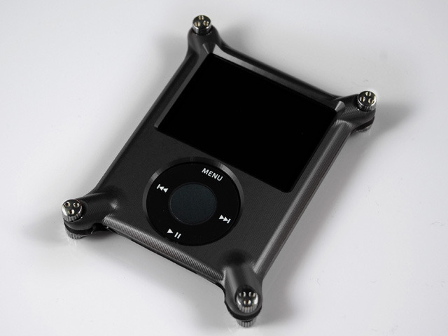 メタル削り出しのiPod nanoケースに新色ブラック追加——実売14,800円
