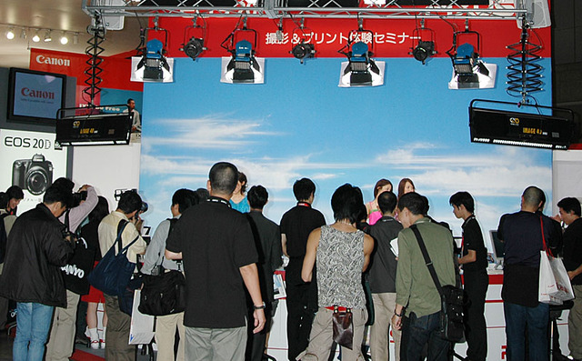 ［WPC 2004］キヤノン、「EOS 20D」撮影＆プリント体験コーナーを設置　プロカメラマンが解説