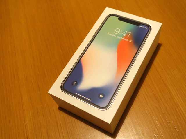 「iPhone X」の外箱。iPhone Xの画面が立体的に印刷されている