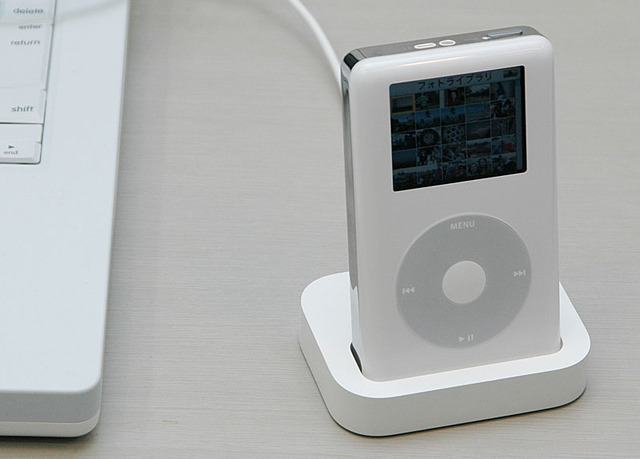 アップル、報道関係者向けに「iPod Photo」説明会を開催　「U2」のCM出演料はなんと“無料”