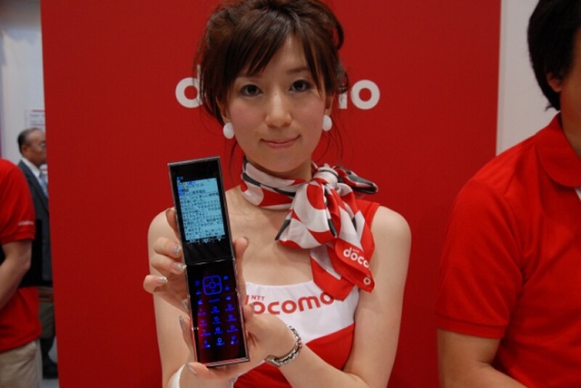 【CEATEC JAPAN 2008 Vol.2】ディスプレイとキーが分離する携帯電話「セパレートケータイ」
