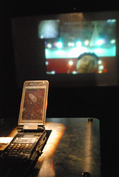 【CEATEC JAPAN 2008 Vol.5】携帯電話の大画面化、1つの答えが「プロジェクターケータイ」