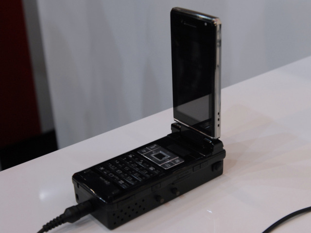 【CEATEC JAPAN 2008 Vol.5】携帯電話の大画面化、1つの答えが「プロジェクターケータイ」