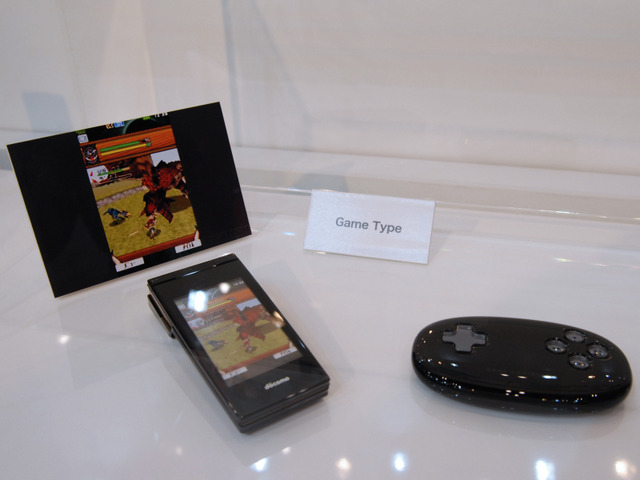 【CEATEC JAPAN 2008 Vol.5】携帯電話の大画面化、1つの答えが「プロジェクターケータイ」