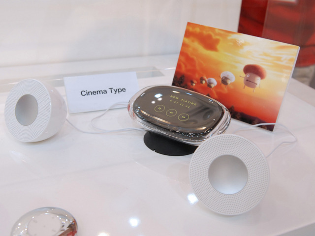 【CEATEC JAPAN 2008 Vol.5】携帯電話の大画面化、1つの答えが「プロジェクターケータイ」